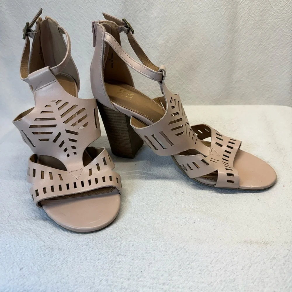 Chic Sofisticated Footwear Nude Color Streetwear Vegan Leather Block Heel Sandal
